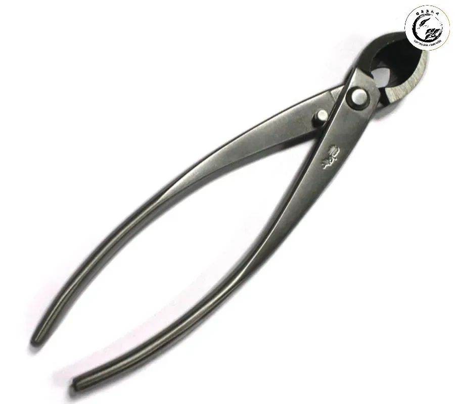 Lưỡi cắt sắc bén giúp vết cắt phẳng mịn không gây tổn thương vỏ cây