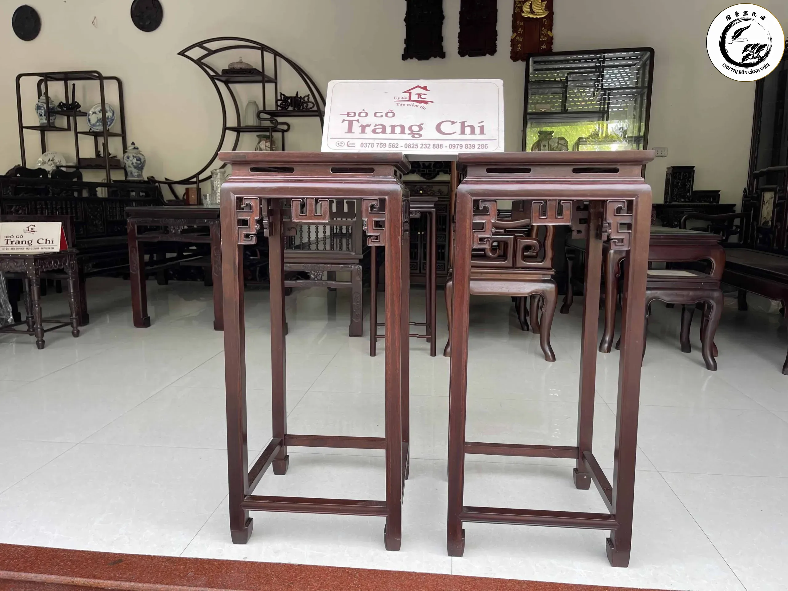 Chất gỗ gụ đặc mịn và hệ thống mộng chắc chắn giúp đôn kỷ chịu được trọng lượng lớn của chậu cây
