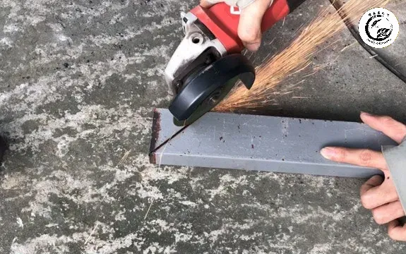 Kỹ thuật cắt góc 45 độ giúp bảo vệ mắt chồi và ngăn ngừa đọng nước