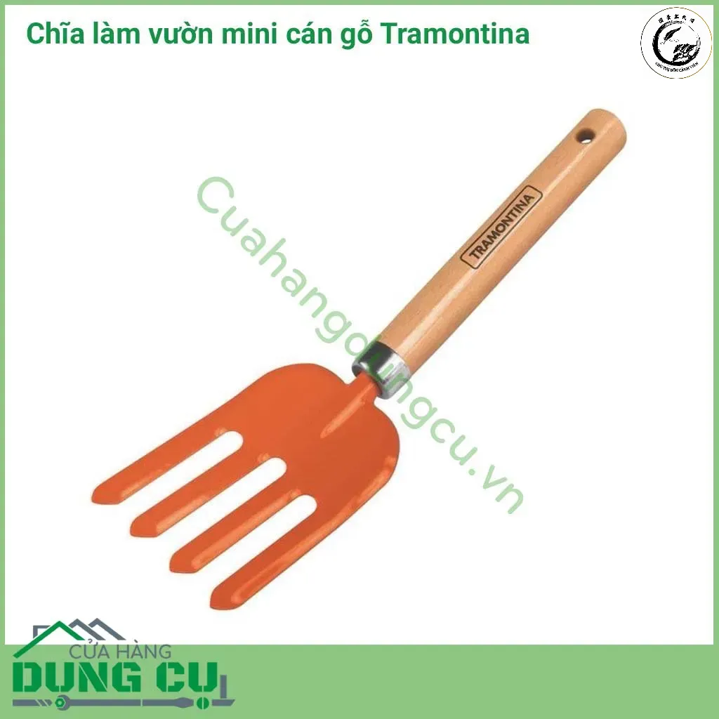 Sử dụng cuốc mini xới tơi đất mặt chậu gốm là kỹ thuật quan trọng trong chăm sóc cây cảnh