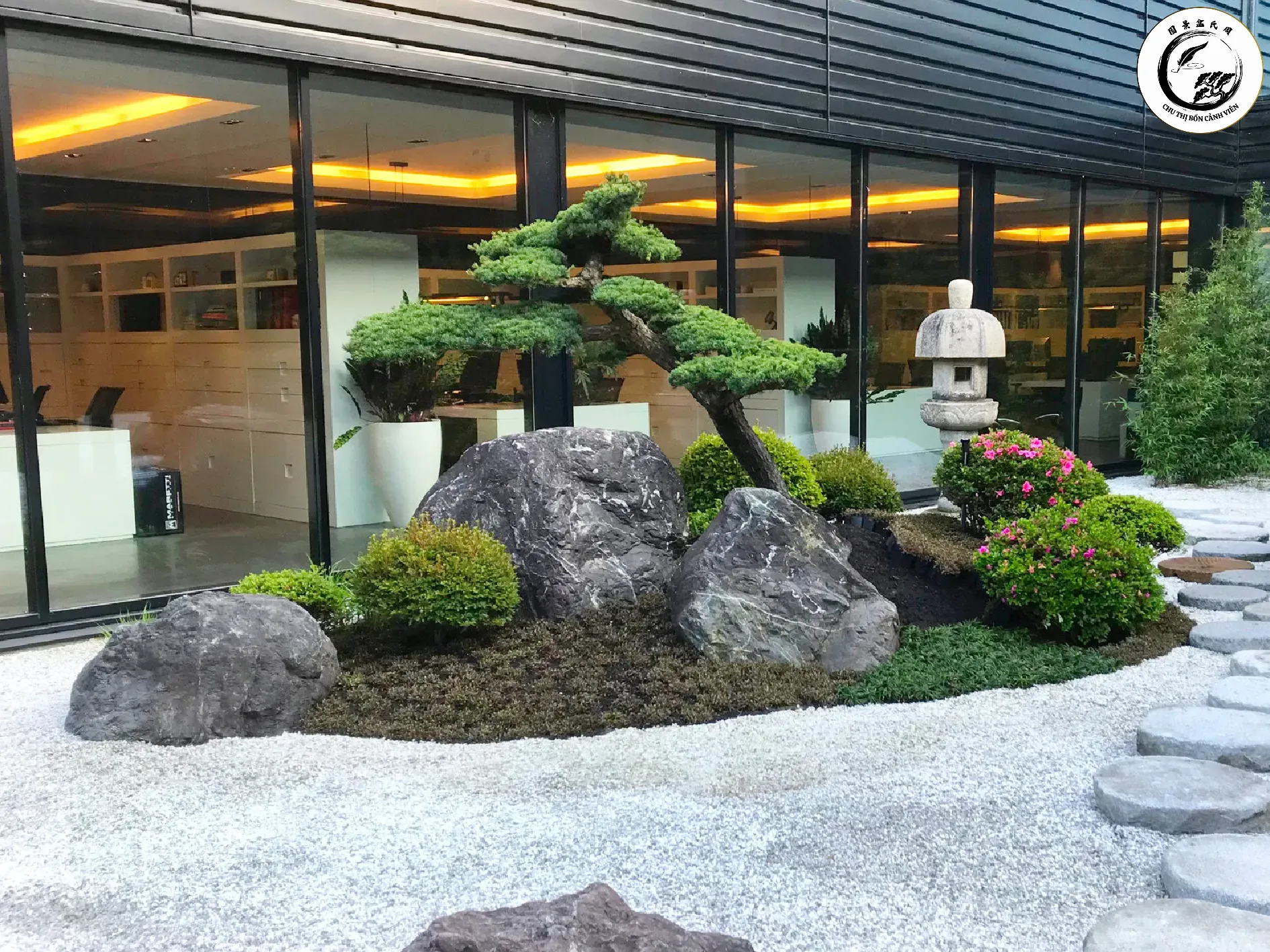 Sự hiện diện của Bonsai Khế Nhật mang lại năng lượng tích cực và sự bình yên cho gia chủ