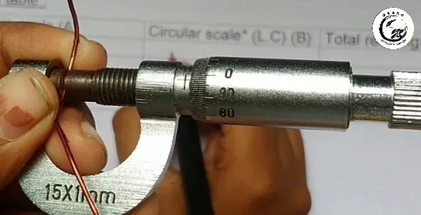 Sử dụng thước Panme để kiểm tra chính xác đường kính dây trước khi quấn