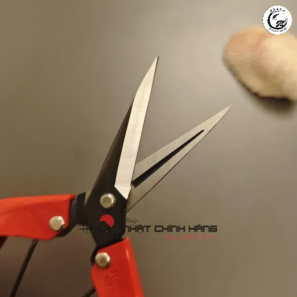Vệ sinh kỹ lưỡng sau mỗi lần sử dụng là cách tốt nhất để duy trì độ sắc bén của kéo Kamaki