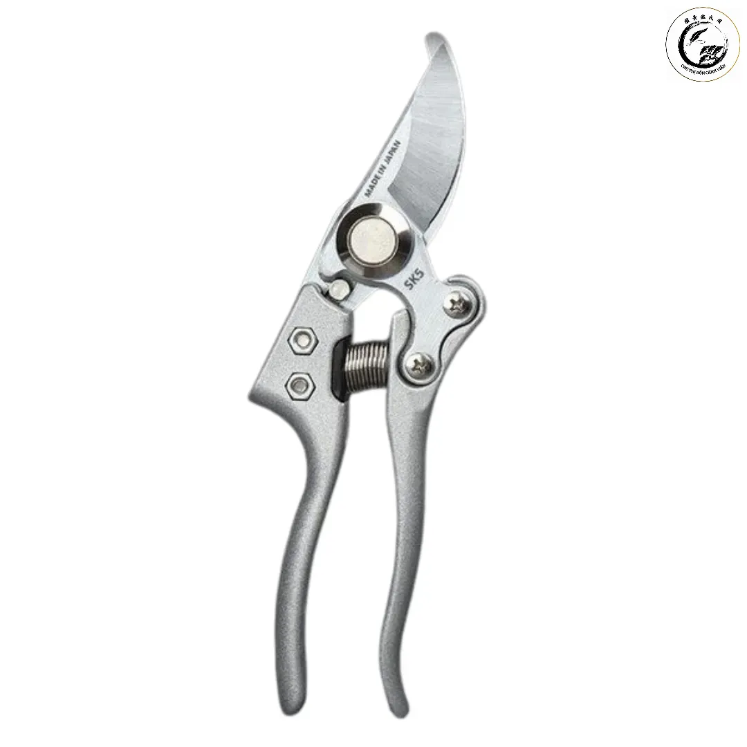 Chất liệu thép SK5 cao cấp giúp lưỡi kéo Kamaki duy trì độ sắc bén vượt trội theo thời gian