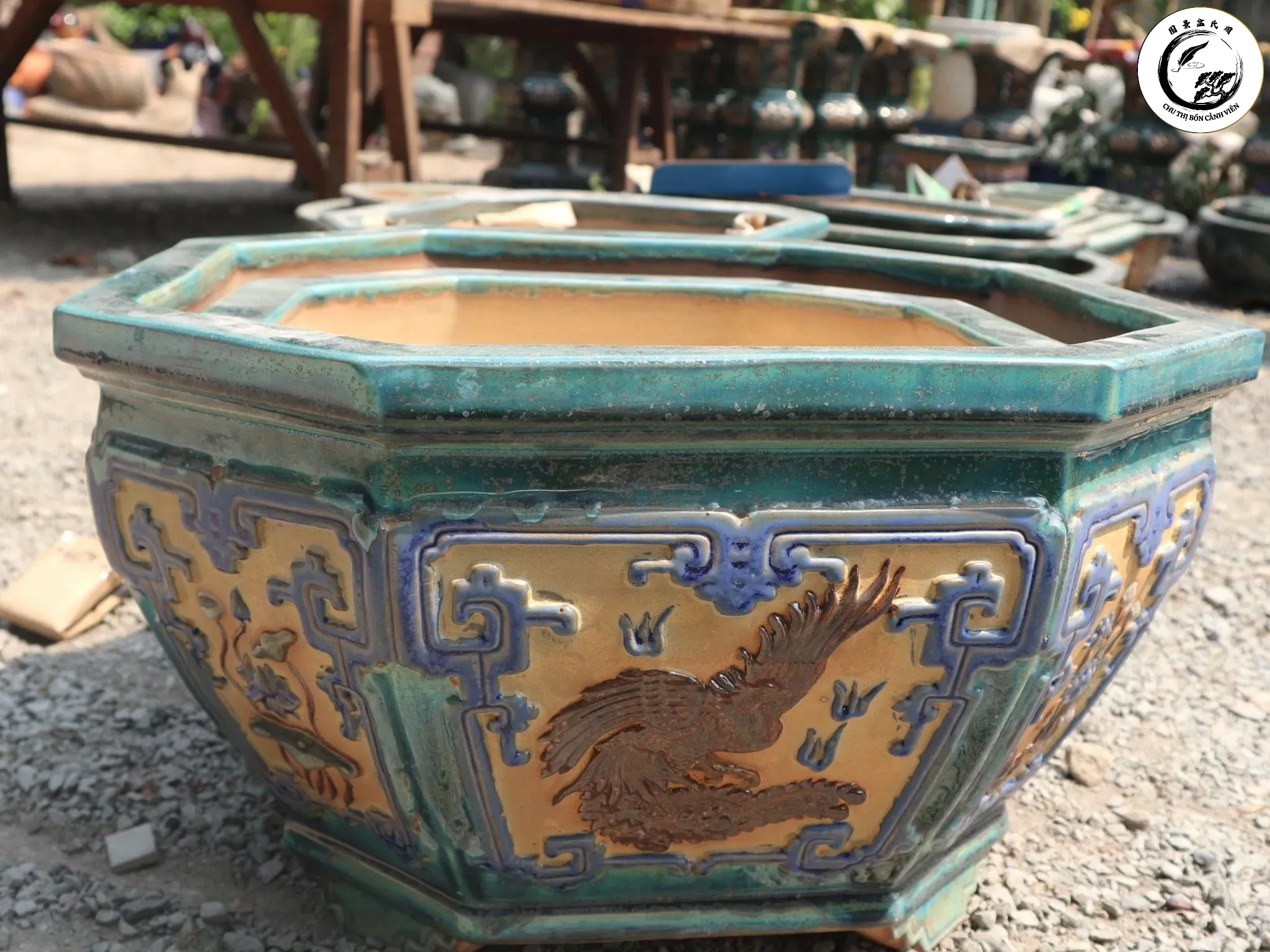 Chậu lục giác chất liệu tử sa mang lại vẻ đẹp trầm mặc và ý nghĩa phong thủy sâu sắc
