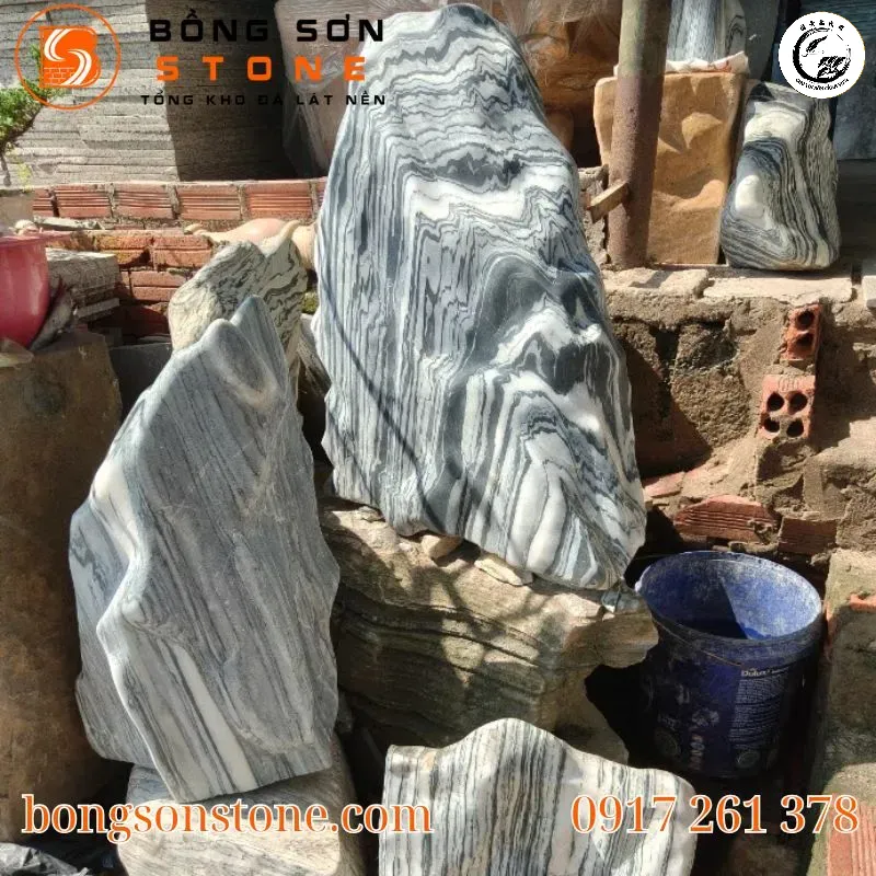 Việc lựa chọn phôi đá có hình dáng và vân mây đạt chuẩn là yếu tố tiên quyết cho một tiểu cảnh đẹp